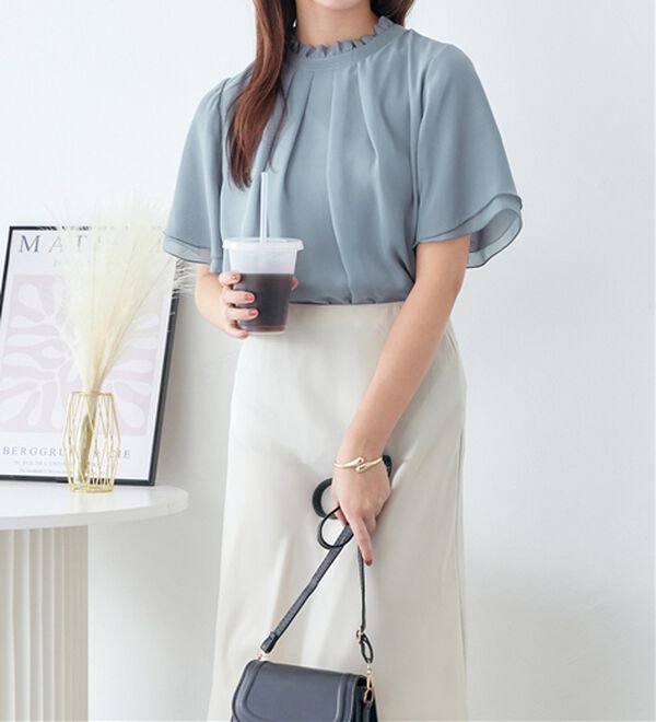 Viola e Viola（ヴィオラ エ ヴィオラ）の「フリル衿シフォンタックブラウス【半袖】（ブラウス）」｜詳細画像