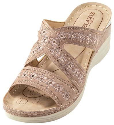 BELLUNA（ベルーナ）の「刺しゅうデザイン美脚魅せミュール（サンダル・ミュール）」