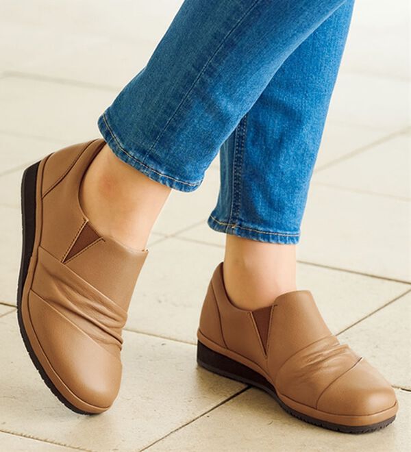 BELLUNA（ベルーナ）の「５Ｅ牛革切替ギャザースリッポン（スリッポン）」｜詳細画像