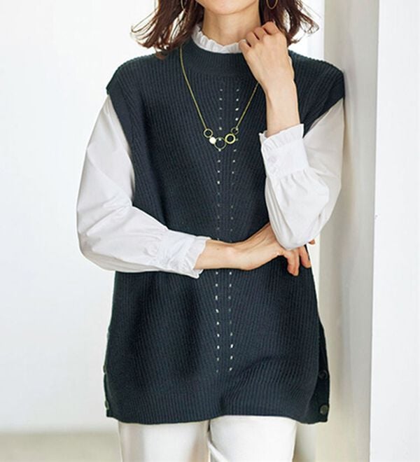 BELLUNA（ベルーナ）の「多ボタン使い上品アイレットデザインベスト（ベスト）」｜ネイビー