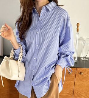 GeeRA（ジーラ）の「バックギャザー＆リボンデザインシャツ（シャツ）」｜ブルー系ストライプ