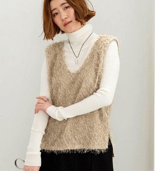 BELLUNA（ベルーナ）の「スパンコール入り！軽やかシャギーＶネックベスト（カットソー）」｜詳細画像