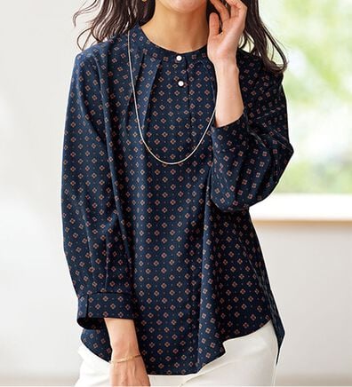 BELLUNA（ベルーナ）の「金ボタン使い華やぎ小紋ブラウス（ブラウス）」