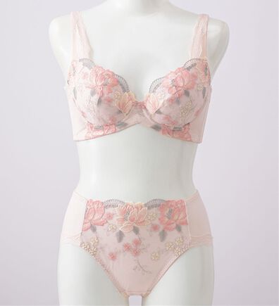 LAVIENNE（ラヴィエンヌ）の「美背中シルエットブラ＆ショーツ（ブラジャー＆ショーツセット）」