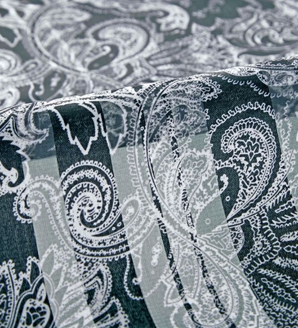 BELLUNA（ベルーナ）の「シンプルコーデに映えるシャドーストライプペイズリー柄ブラウス（チュニック）」｜詳細画像