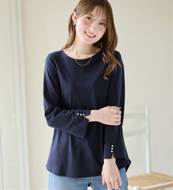alotta（アロッタ）の「【選べる袖丈】柔らか綿混素材パール調ボタンＴシャツ（カットソー）」｜ネイビー　8分袖