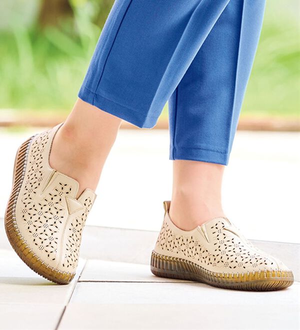 BELLUNA（ベルーナ）の「ゆったりカットワークスリッポン（スリッポン）」｜詳細画像