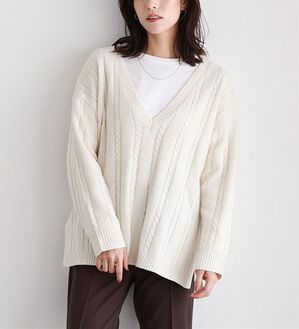 Pierrot（ピエロ）の「ケーブル柄深Ｖネックニット（ニット・セーター）」｜オフホワイト