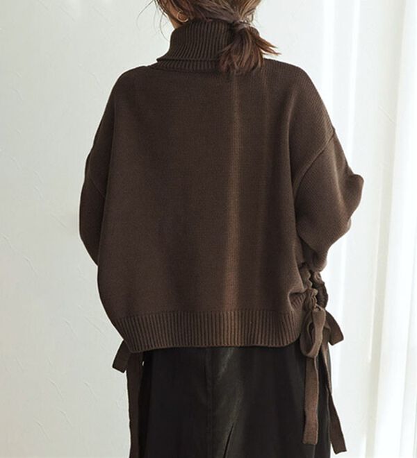 Pierrot（ピエロ）の「ゆったりサイドリボンタートルニット（ニット・セーター）」｜詳細画像