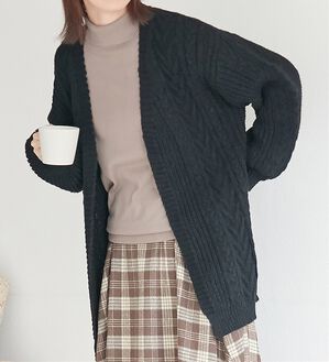 Viola e Viola（ヴィオラ エ ヴィオラ）の「ケーブル柄ふんわりトッパーカーディガン（ニットカーディガン）」｜詳細画像