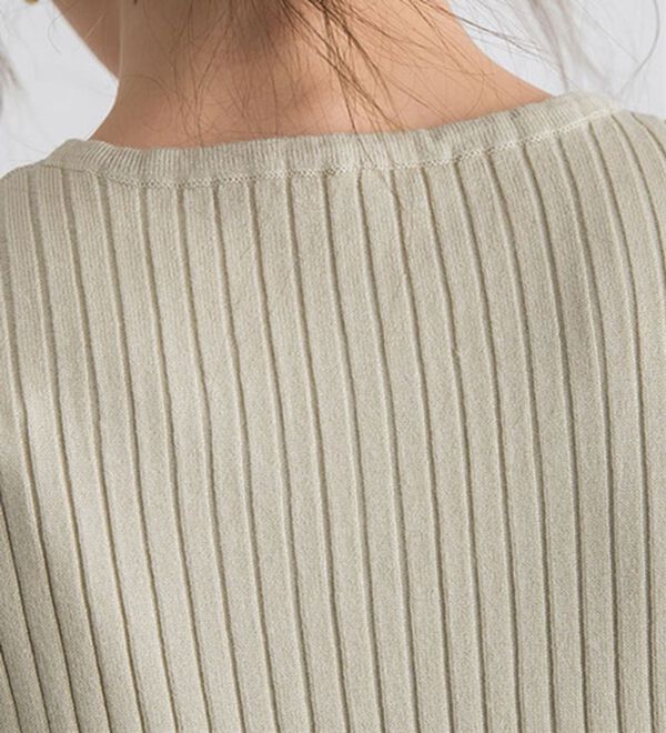 Pierrot（ピエロ）の「【洗濯機で洗える】ネックが選べるシルクタッチ半袖リブニット（ニット・セーター）」｜詳細画像