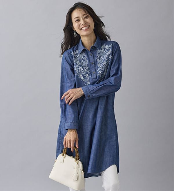 BELLUNA（ベルーナ）の「ナチュラルに体型カバーデニム刺しゅうチュニックワンピース（チュニックワンピース）」｜詳細画像