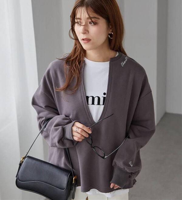 RANAN（ラナン）の「裏起毛Ｖネックロゴ刺しゅうスウェット（トレーナー・スウェット）」｜詳細画像