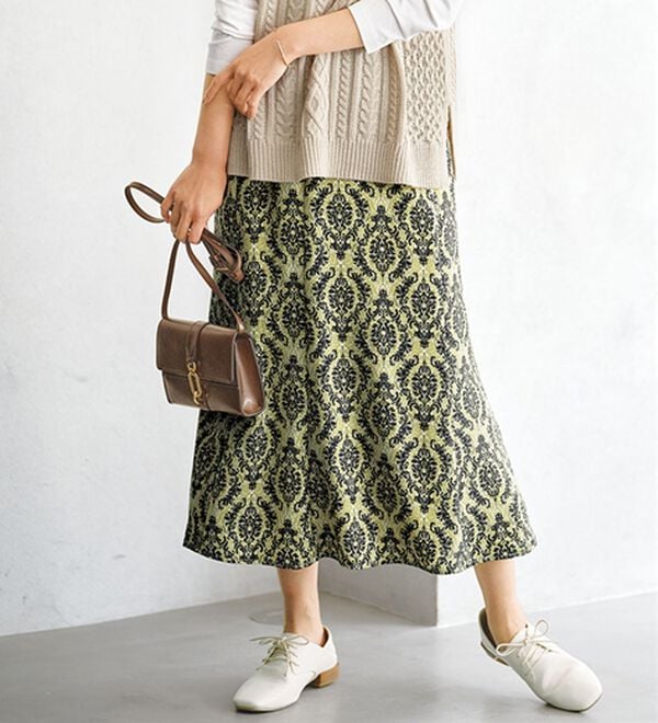 BELLUNA（ベルーナ）の「艶やかプリント切替フレアースカート（ロングスカート）」｜ベージュ系アラベスク柄