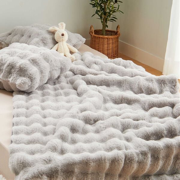 iellio（イエリオ）の「ぽこぽこボリュームファー軽寝具＜毛布・ハーフケット・クッションカバー＞（毛布・ブランケット）」｜グレー