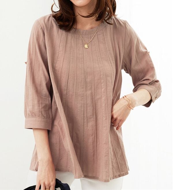 BELLUNA（ベルーナ）の「【店舗・ネット限定】シャドーストライプ素材タック使いブラウス（ブラウス）」｜ピンクベージュ