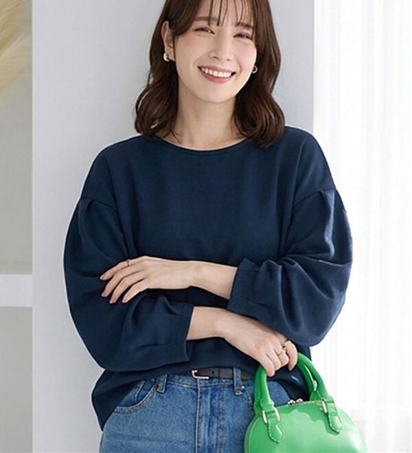 Viola e Viola（ヴィオラ エ ヴィオラ）の「【４つの機能付】楽キレイ袖タックブラウス（ブラウス）」｜ネイビー