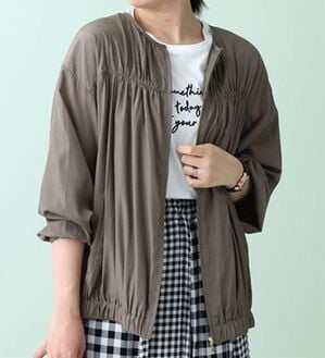 BELLUNA（ベルーナ）の「サテン素材ギャザー使いジャケット（ブルゾン）」｜カーキ
