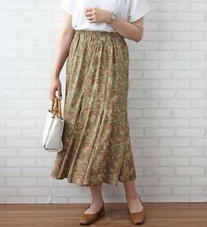 BELLUNA（ベルーナ）の「裾切替デザインフレアースカート（ひざ丈スカート）」｜カーキ系幾何柄