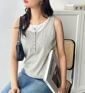 GeeRA（ジーラ）の「ヘンリーネックレイヤード風タンクトップ（タンクトップ・キャミソール）」｜モクグレー