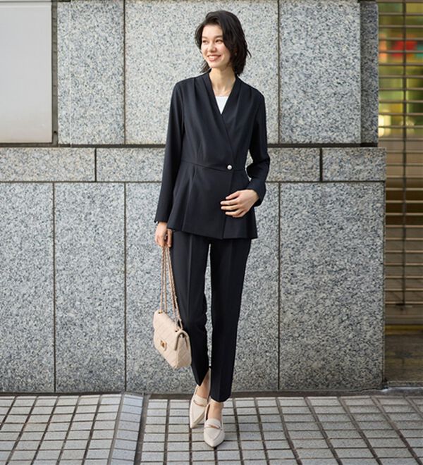 GeeRA（ジーラ）の「【２点セット】パールボタンペプラムプリーツテーパードセットアップ（パンツスーツ）」｜詳細画像