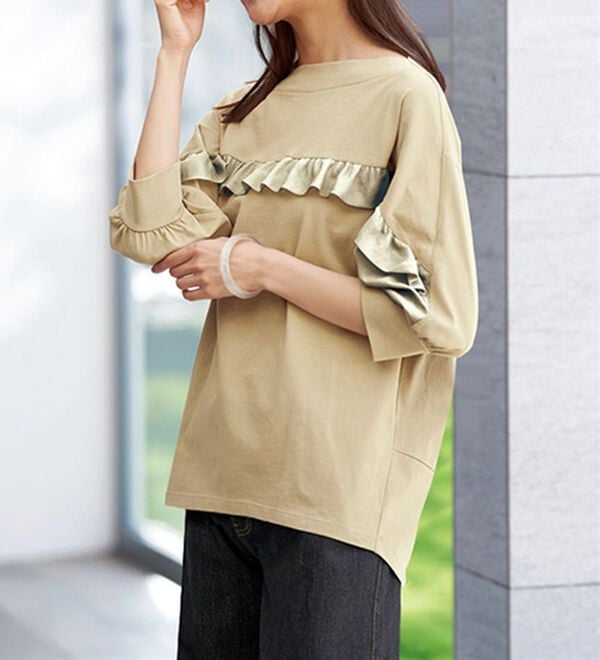 BELLUNA（ベルーナ）の「艶やか綿１００％フリル使いプルオーバー（カットソー）」｜トープ