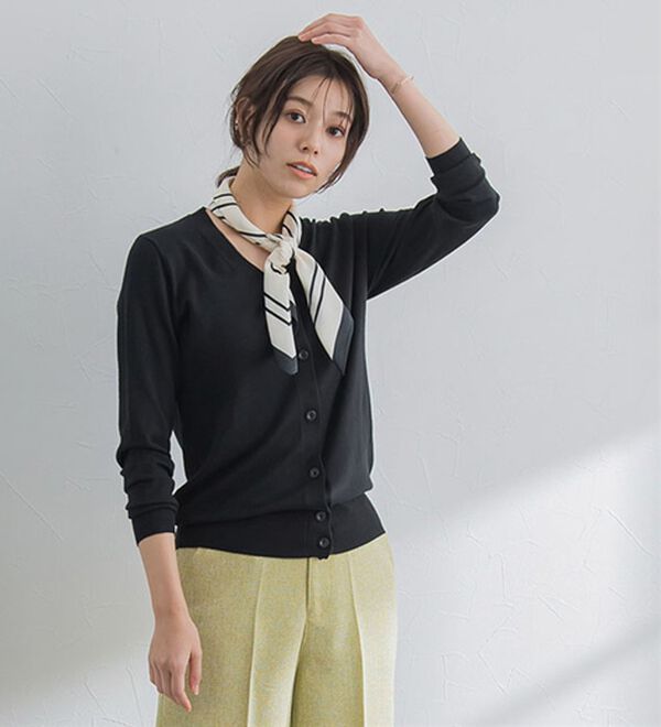 Pierrot（ピエロ）の「【洗濯機で洗える】丈・ネックが選べるシルクタッチニットカーディガン（ニットカーディガン）」｜詳細画像