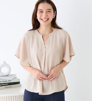 Viola e Viola（ヴィオラ エ ヴィオラ）の「【接触冷感】さらっと涼感フレアスリーブブラウス（ブラウス）」｜グレージュ／トップス