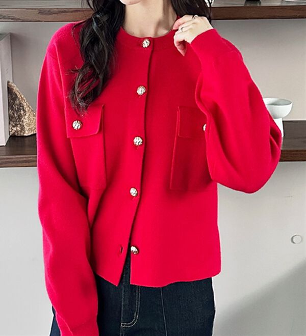 GeeRA（ジーラ）の「ロングシーズン使える！ゴールド調ボタンニットカーデ（ニットカーディガン）」｜レッド