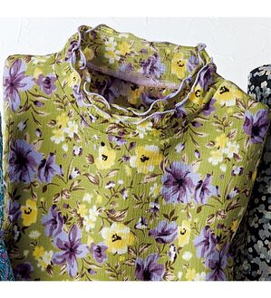 BELLUNA（ベルーナ）の「楊柳素材プリントハイネックプルオーバー（カットソー）」｜花柄(ライム)