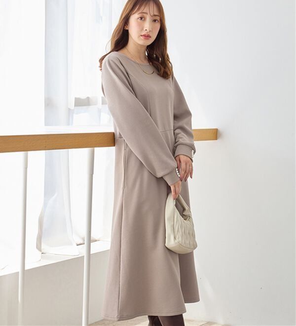 alotta（アロッタ）の「【イージーケア】フワぽかエンボス裏起毛ワンピ（カットソーワンピース）」｜グレージュ