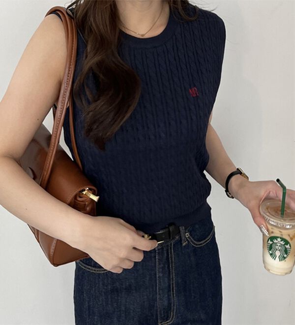 GeeRA（ジーラ）の「ケーブル編み刺しゅうノースリニット（ベスト）」｜詳細画像