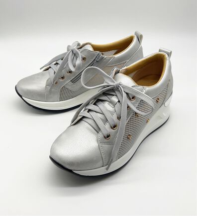 BELLUNA（ベルーナ）の「４Ｅ星モチーフ付サイドメッシュスニーカー（スニーカー）」