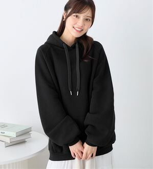 alotta（アロッタ）の「あったか裏起毛パフ袖ゆったりパーカー（パーカー）」｜ブラック