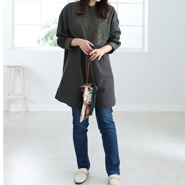 BELLUNA（ベルーナ）の「ペイズリー刺しゅうシャツチュニック（チュニック）」｜詳細画像