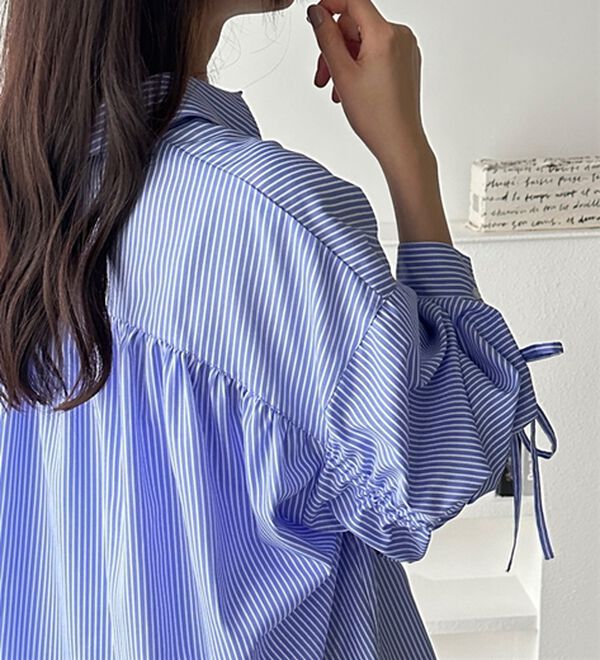 GeeRA（ジーラ）の「バックギャザー＆リボンデザインシャツ（シャツ）」｜詳細画像