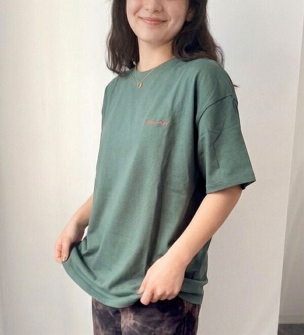 BELLUNA（ベルーナ）の「＜Ｄｉｓｎｅｙ＞【エイリアン】バックサガラ刺しゅうワイドシルエットＴシャツ（Tシャツ）」｜詳細画像