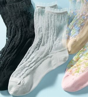 LAVIENNE（ラヴィエンヌ）の「華やかシアーソックス（靴下・ストッキング）」｜レースグレー