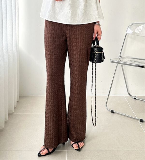 GeeRA（ジーラ）の「レース見えセミフレアイージーパンツ（フルレングスパンツ）」｜ブラウン