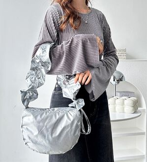 GeeRA（ジーラ）の「ギャザーハンドルバッグ（ハンドバッグ）」｜シルバー系