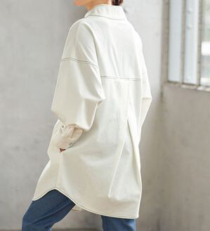 BELLUNA（ベルーナ）の「デニム素材ハイネックチュニック（シャツ）」｜オフホワイト