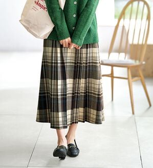 BELLUNA（ベルーナ）の「なめらかウール調タックデザインスカート（ひざ丈スカート）」｜アイボリー系