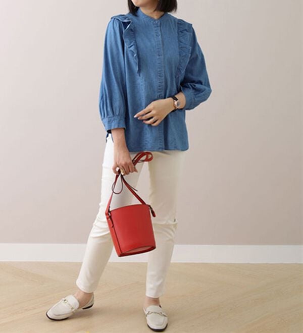 BELLUNA（ベルーナ）の「デニム素材フリルデザインブラウス（ブラウス）」｜詳細画像