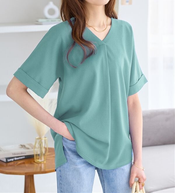 Viola e Viola（ヴィオラ エ ヴィオラ）の「【４つの機能付】ひんやり！すっきりＶネックＴシャツブラウス（カットソー）」｜ブルーグリーン