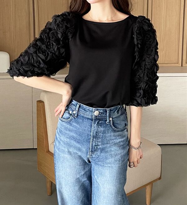 GeeRA（ジーラ）の「【YOUING.】フラワーモチーフ半袖トップス（カットソー）」｜ブラック