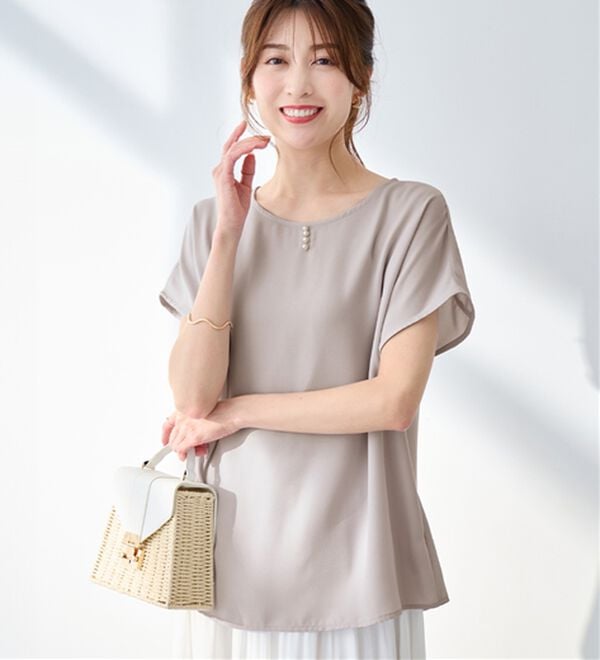 alotta（アロッタ）の「【イージーケア】パール調ボタンデザインブラウス（ブラウス）」｜ライトグレー