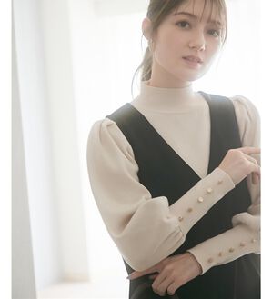 alotta（アロッタ）の「ゴールドボタンパフ袖もっちりニット（ニット・セーター）」｜アイボリー