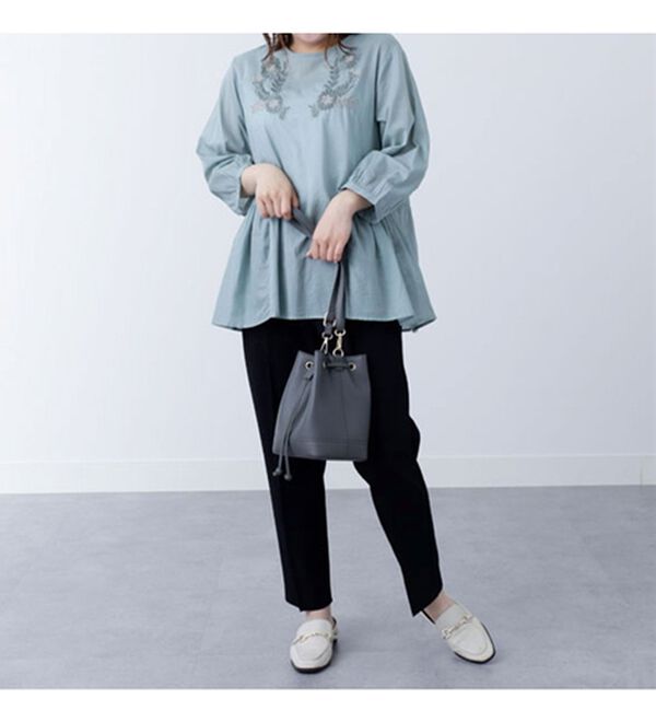 BELLUNA（ベルーナ）の「胸元刺しゅうデザインブラウス（ブラウス）」｜詳細画像