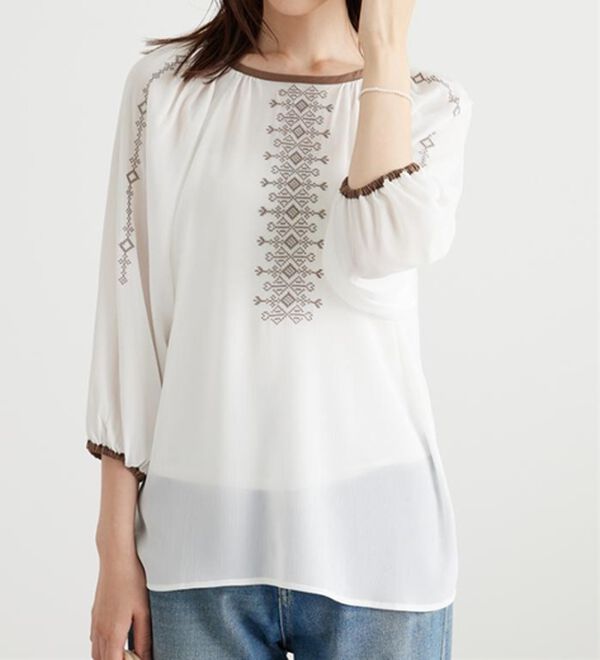 BELLUNA（ベルーナ）の「シフォン素材刺しゅうデザインブラウス（ブラウス）」｜オフ白