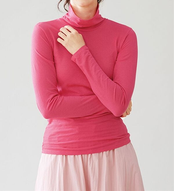 LAVIENNE（ラヴィエンヌ）の「【極カシミヤ入り】シアー素材タートルネックインナー（肌着・インナーウェア）」｜ピンクレッド